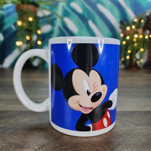 Taza de Mickey Mouse, taza con monograma de Disney, taza de café azul internacional de Mickey Mouse y sus amigos