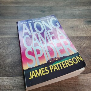 Along Came a Spider, romanzo dello scrittore di bestseller James Patterson, Alex Cross, Discover A Classic Thriller, libro tascabile di grandi dimensioni