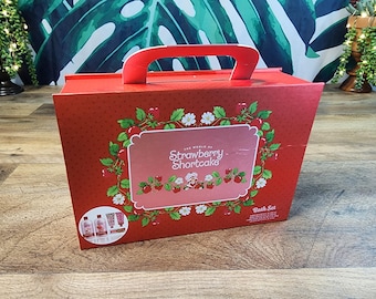 Set da bagno "Il mondo di Fragolina Dolcecuore", composto da bagnoschiuma, detergente corpo e 2 creme mani, nuovo nella confezione originale.