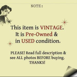 Pu&ograve; includere: Immagine in stile vintage con testo. Il testo recita: "Questo articolo &egrave; VINTAGE. &Egrave; usato e in condizioni USATE." e "PER FAVORE! Leggi la descrizione completa e guarda TUTTE le foto PRIMA di acquistare. GRAZIE!" Un'illustrazione retr&ograve; di una donna &egrave; nell'angolo in alto a sinistra.