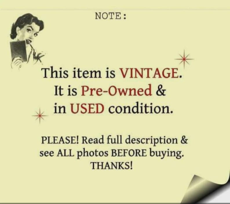 Pu&ograve; includere: Immagine in stile vintage con testo. Il testo recita: "Questo articolo &egrave; VINTAGE. &Egrave; usato e in condizioni USATE." e "PER FAVORE! Leggi la descrizione completa e guarda TUTTE le foto PRIMA di acquistare. GRAZIE!" Un'illustrazione retr&ograve; di una donna &egrave; nell'angolo in alto a sinistra.