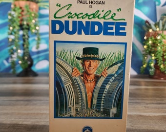 Crocodile DUNDEE VHS Movie, Paul Hogan as Mic Dundee, Free Spirited Australian Michael J Dundee Crocodile Hunter!