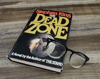 The Dead Zone, de Stephen King, Después de un coma de 5 años, Johnny Smith finalmente se despierta, tapa dura con sobrecubierta original, novela de terror