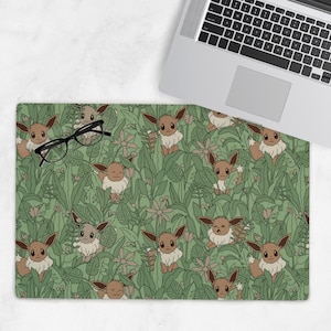 Versteckt in Leevees Schreibtischmatte | Kleines 12 x 18 cm großes Poke Mon Mo Mousepad | Gaming Einrichtung | Anime Geschenke | Gemütliches Gaming-Set-up Inspiration | TKG Spieler