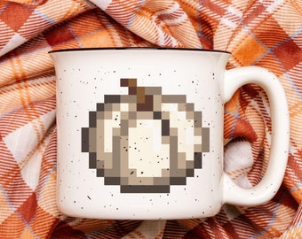Tasse de camp en céramique citrouille pixelisée blanche | Mug Stardew d'automne | Cadeaux Stardew Valley | Pixel Art | Joueur confortable | Gaming confortable | Tasse à café citrouille