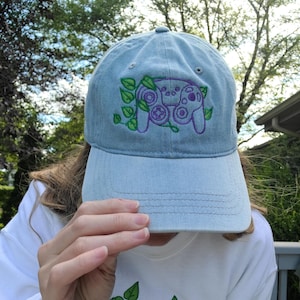 Game Cube Leaf Broderad Ljus Denim Mysig Gamingkeps | Söta Mysiga Gamerpresenter | Gamerflickapresent | Retro Videospelsväxtmamma