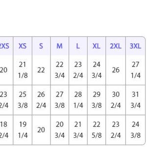 Puede incluir: Un su&eacute;ter blanco con medidas etiquetadas como ancho, largo y largo de manga. Una tabla de tallas muestra las medidas en pulgadas para las tallas 6XS a 3XL. La tabla incluye medidas de ancho, largo y largo de manga.