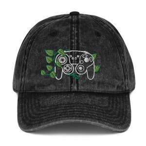 Broderad gamingkeps med mysig design | Gamerpresenter | Handkontroll | Game Cube-videospel | Gamer | Mysig gamer | Estetisk gamer | Minimalistisk gamer