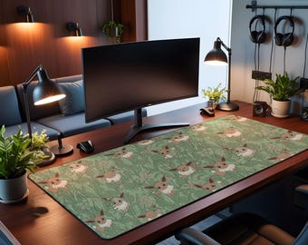 Alfombrilla de escritorio Hidden In Leevees / Acogedora alfombrilla de ratón para juegos / Decoración para el hogar nerd / Regalo para chicas gamer / Configuración de juegos de anime / Alfombrilla de juego Poke Mon TCG