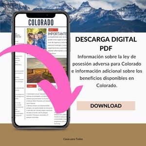 May include: A pink arrow points to a blue button that says "DOWNLOAD" on a smartphone screen. The screen displays a digital download for information about adverse possession laws in Colorado. The text on the screen is in Spanish.