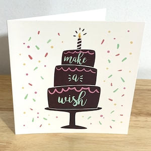 Faire une carte d'anniversaire de souhait, vierge à l'intérieur, imprimée, gâteau, confettis, pépites, bougie, glaçage