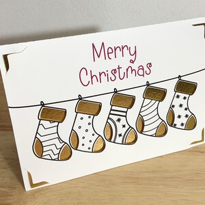 Carte Joyeux Noël avec bas suspendus , Vierge à l'intérieur , Neige , Enfants , Famille , Cadeaux , Vacances , Festif