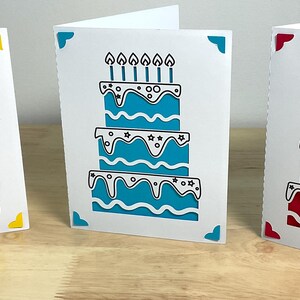 DG , carte pour gâteau d'anniversaire , bougies , superpositions , glaçage , fête , enfants , adultes , ami , famille , courrier , cadeau