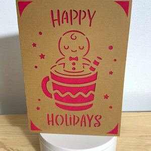 Bonhomme en pain d'épice dans une carte Coco chaud, intérieur vierge, vacances, fête, étoiles, hiver, chaud, famille, amis