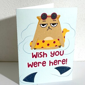 Carte Wish You Were Here pour chat , Intérieur vierge , Imprimé , Requin , Palmes , Nager , Océan , Attitude , Grincheux