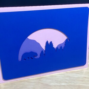 Carte d'ours grizzli, sauvage, région sauvage, animal, ours, nature, montagnes, bleu, violet, rose, arbres