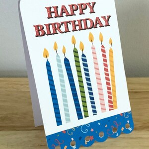 Carte d'anniversaire en forme d'étiquette de joyeux anniversaire , intérieur vierge , imprimé , bougies , flamme , rose , bleu , vert , famille , amis