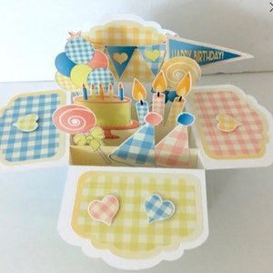Carte Pop Up d'anniversaire Gingham, vierge, imprimée, 3D, chapeau de fête, ballons, gâteau, bougies, ventouses, bannière, cœurs