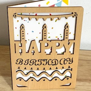 Carte en bois joyeux anniversaire , Confettis , Gâteau , Bougies , Cadeau , Bannière , Manger un gâteau , Famille , Amis