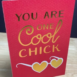 Carte de Saint-Valentin Cool Chick, rouge, feuille d'or, lunettes, coeurs