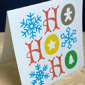 Carte de Noël HO HO HO , vacances , arbre , bonhomme en pain d'épice , étoile , neige