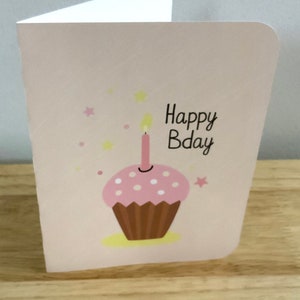 Carte de cupcake Happy Bday , Imprimé , Vierge à l'intérieur , Bougie , Souhait , Chanter , Chanson , Stars , Enfants , Adultes , Glaçage