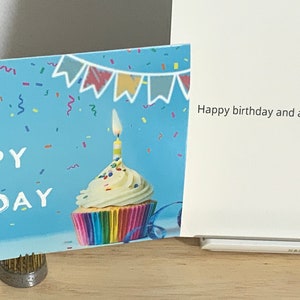 Carte de joyeux anniversaire , Imprimée , Cupcake , Bougie , Banderole , Bleu , Saupoudrer , Gars , Filles , Adolescents , Enfants