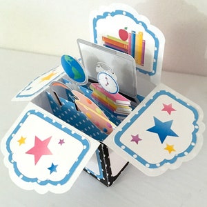 Carte avec boîte contextuelle pour la rentrée scolaire , Ordinateur portable , Étudiant , Écouteurs , Globe terrestre , Livres , Apple , Enseignant , Cours