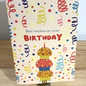 Carte de voeux d'anniversaire , Imprimée , Vierge à l'intérieur , Cupcakes , Bougies , Confettis , Adolescents , Adultes , Enfants, Amis , Famille