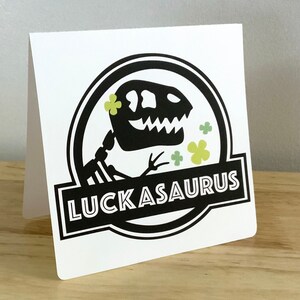 Luckasaurus St Patricks Day Card , Imprimé , Vierge à l’intérieur , Trèfle , Bonne Chance , Irlandais , Dino , Vert