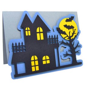 Carte d'Halloween de la maison hantée, effrayant, des bonbons ou un sort, sorcière, chauves-souris, pleine lune