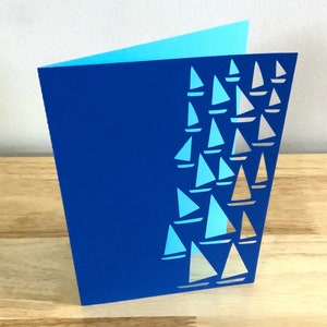 Carte de bateau à voile , Intérieur vierge , Eau , Ciel , Aventure , Voile , Famille , Amis , Papier découpé , Bonjour , Tu me manques