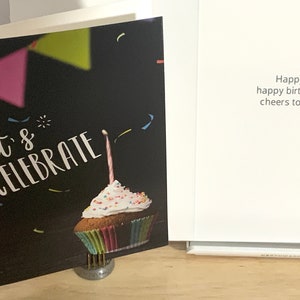 Carte Célébrons l'occasion , Anniversaire , Bannière , Confiseries , Cupcake , Bougies , Confettis , Glaçage , Sprinkles