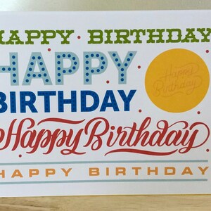 Carte de joyeux anniversaire , Vierge à l'intérieur , Imprimé , Bleu , Rouge , Jaune , Mots , Enfants , Adultes , Adolescents , Famille , Amis