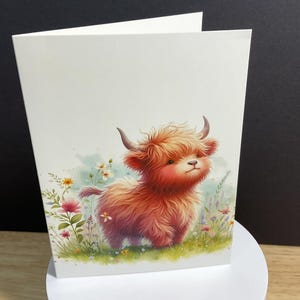 Carte Highland Baby Cow, Naturel, Mignon, Amical, Doux, Fleurs, Pâturage, Printemps, Été