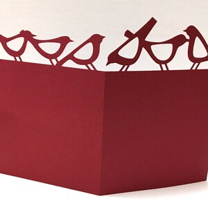 Carte papercut surmontée d'un oiseau , Intérieur vierge , Rouge , Voler , Assis , Famille , Tweeter , Siffler , Amis