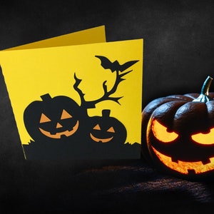 Carte d'Halloween chauve-souris citrouille, intérieur vierge, des bonbons ou un sort, papier découpé, effrayant, enfants, adultes, ombres