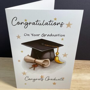 Carte de félicitations pour l'obtention du diplôme, casquette, diplôme, étoiles, école, classe, fier