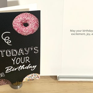 Carte de beignet joyeux anniversaire, Cupcake, bougies, pépites, arc-en-ciel, enfants, adultes, étoiles, confettis