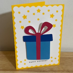 Carte de joyeux anniversaire à pompon , Vierge à l'intérieur , Fête , Etoiles , Jaune , Bouger , Secouer