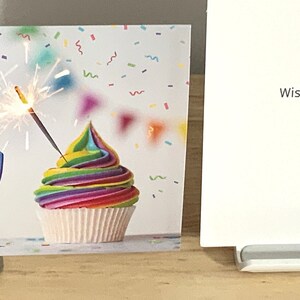 Carte de Joyeux anniversaire , Cupcake , Bougies , Sprinkles , Arc-en-ciel , Enfants , Adultes , Étoiles , Confettis