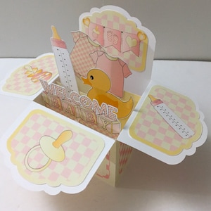 Carte pop up de bienvenue pour bébé fille , Vierge , 3D , Canard , Vierge , Imprimée , Biberon , Combinaison , Hochet , Tétine , Banderole , Blocs
