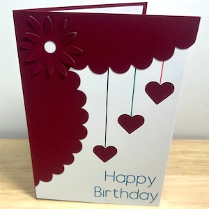 Carte de joyeux anniversaire coeurs tombants , festonné , fleur , bordeaux , charmant , doux