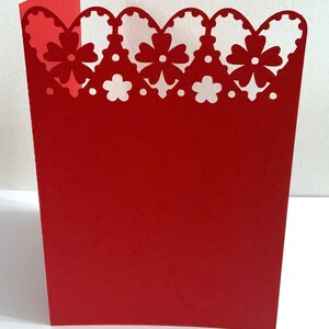 Carte de Saint-Valentin avec coeur en dentelle , intérieur vierge , fleurs , rouge , partenaire , femme , mari , ami