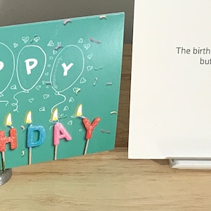 Carte de joyeux anniversaire, Cupcake, Bougies, Décorations, Arc-en-ciel, Enfants, Adultes, Étoiles, Confettis