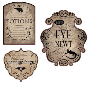 Peut inclure: Trois étiquettes de flacons de potion de style vintage avec des illustrations en noir et blanc. Les étiquettes sont imprimées sur un fond de parchemin avec un aspect vieilli. Les étiquettes indiquent "Potions", "Œil de triton" et "Poudre de crocs de vampire".