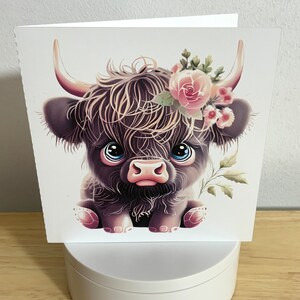 Carte Baby Highland Cow , Imprimée , Vierge à l'intérieur , Cornes , Fleurs , Poilu , Plantes , Nature
