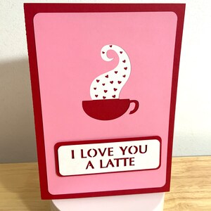 Je t'aime une carte de Saint-Valentin Latte. Blanc à l'intérieur , Cœurs , Rouge , Rose , Conjoint , Partenaire , Cuisson à la vapeur