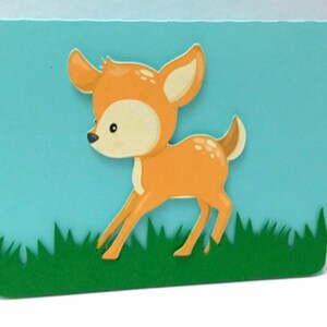 Carte cerf , imprimée . Blanc à l'intérieur , Herbe , Animal , Sauvage , Bois , Bébé , Faon , Famille , Amis , Collègues