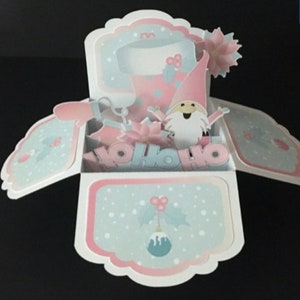 Carte boîte pop-up de Noël Pink Gnome, rose, bleu, neige, vacances, moufles, bas, joie, festif